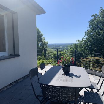 terrasse avec vue sur les Montagnes du Jura