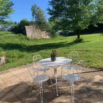 une terrasse avec un grand espace en herbe